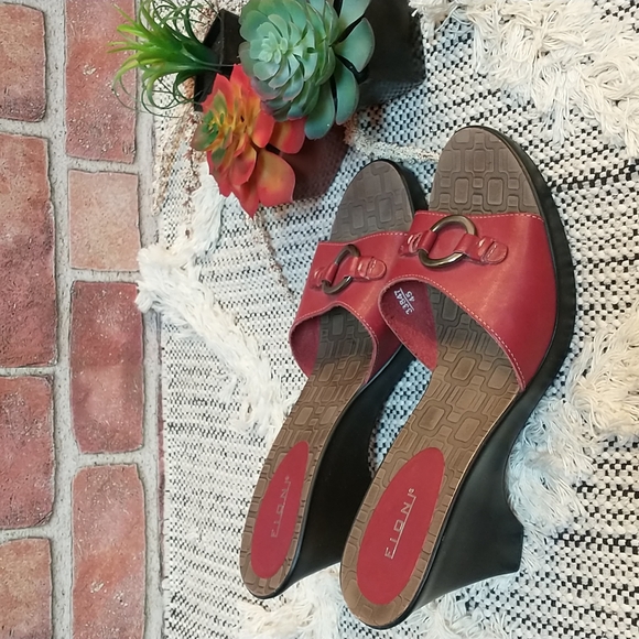 Fioni Red Leather Slide Heeled Sandals With Gold Color Metal Loop On Vamp - Picture 5 of 9
